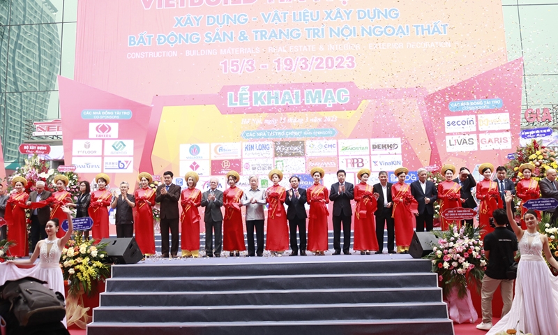 Các đại biểu cắt băng khai mạc triển lãm Vietbuild Hà Nội 2023.